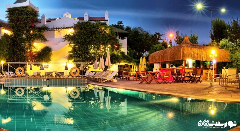 نمای بار کنار استخر در شب